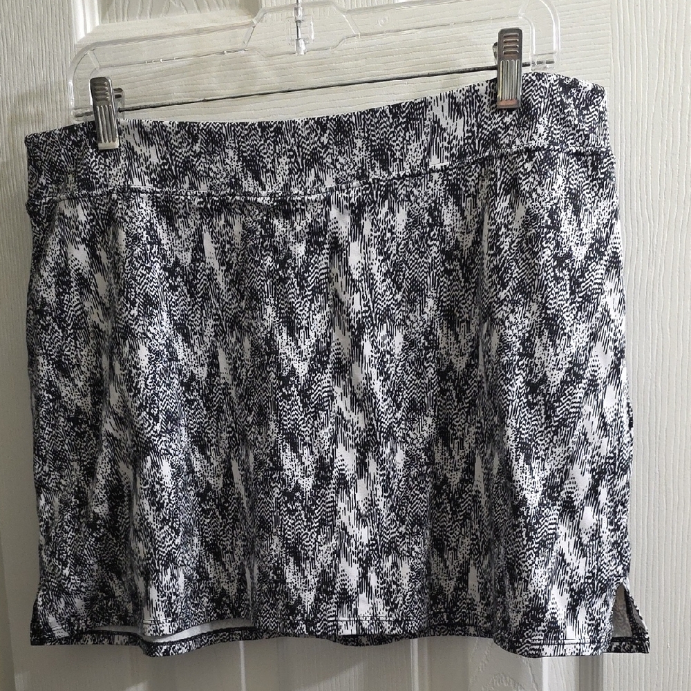 Tranquility by Colorado Clothing Black & White Printed Skort Size L